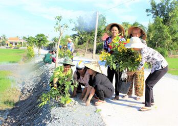 Phụ nữ tham gia xây dựng nông thôn mới