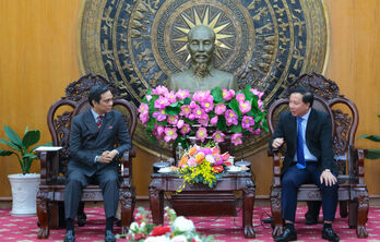 Chairman of Long An Provincial People's Committee receives Consul General of Malaysia in Ho Chi Minh City