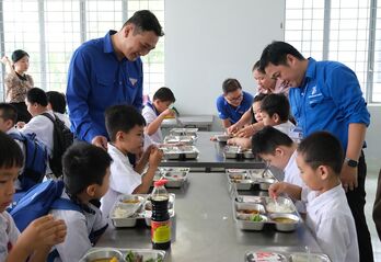 Chăm lo cho học sinh Trường Nuôi dạy trẻ khuyết tật tỉnh