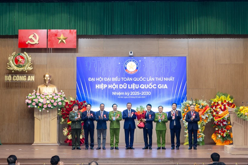 Tổng Bí thư Tô Lâm tặng hoa chúc mừng Ban Thường vụ Hiệp hội Dữ liệu quốc gia nhiệm kỳ 2025-2030. (Ảnh: Minh Sơn/Vietnam+)