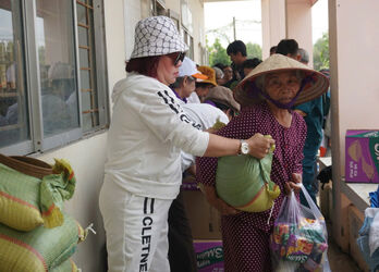 Trao tặng 100 suất quà cho trẻ em, phụ nữ vùng biên có hoàn cảnh khó khăn